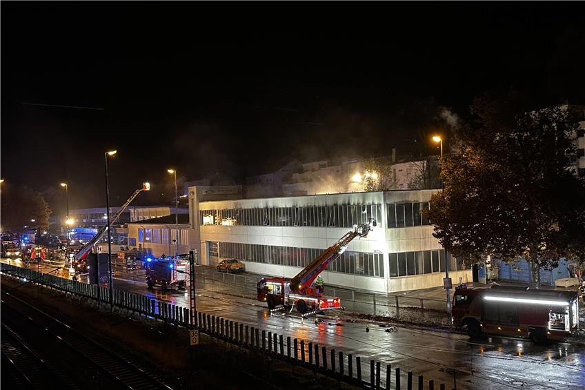 Zu einem Brand in Reutlingen rückte die Feuerwehr mit einem Großangebot aus. Die Feuerwehr war in der Spitze der Brandbekämpfung mit 32 Fahrzeugen und 135 Einsatzkräften vor Ort. Bild: 7aktuell/Alexander Hald