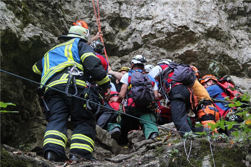 Zu einem aufwändigen Einsatz sind am Dienstag Bergwacht, Rettungsdienst und Höhlenrettung gerufen worden. In der Gustav-Jakobs-Höhle bei Grabenstetten war ein 15-Jähriger steckengeblieben. Bild: Feuerwehr