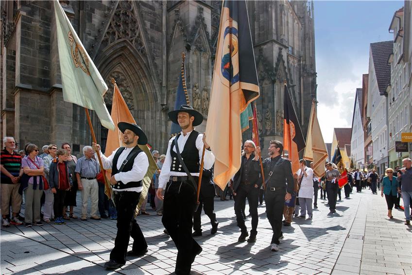 Zünftig, zünftig: Beim 15. Schwörtag marschieren Handwerker mit den Fahnen der früheren Zünfte im Umzug durch die Stadt.Bilder: Horst Haas