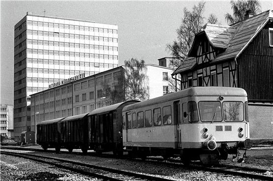 Zuletzt transportierte das Bähnle nur noch Güter, wie hier im Januar 1981. Trotz Protesten schloss die Betreiberin, die Württembergische Nebenbahnen GmbH, Ende Juni 1982 die Strecke ab Ohmenhausen. Sie sei unrentabel, hieß es. Archivbild: Klaus Franke