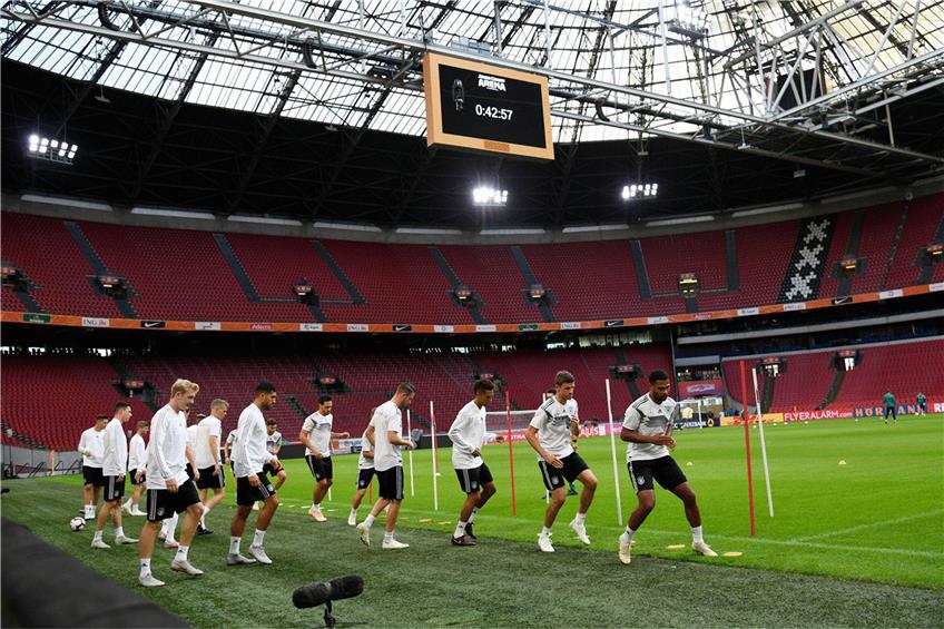 Zum Abschlusstraining in Amsterdam ging es für die deutschen Nationalspieler darum, sich mit der Arena vertraut zu machen und die nötige Lockerheit zu behalten. Foto: EMMANUEL DUNAND