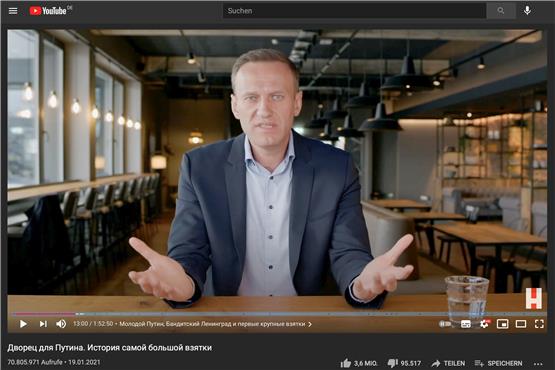 Zum Zeitpunkt dieses Screenshots über 70 Millionen (!) Aufrufe: Nawalny spricht an einem geheimen Ort im Schwarzwald in die Kamera. Die anderen Bilder des Videos zeigten vor allem eine Villa am Schwarzen Meer.
