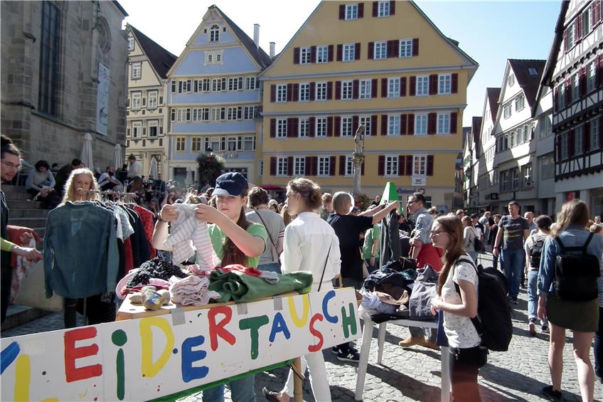 Zum dritten Mal lud Greenpeace zum Kleidertausch in Tübingen ein. Bild: Monica Brana