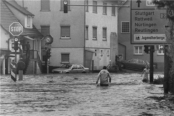 Zum ersten Mal in der Lustnauer Hochwasser-Geschichte wurde am 8. Juli 1987 auch die Kreuzung von Alber- und Stuttgarter Straße vollständig überflutet. Gegen 17.30 Uhr war Lustnau von Tübingen komplett abgeschnitten und konnte nur noch über Pfrondorf erreicht werden. Archivbild: Ulrich Metz