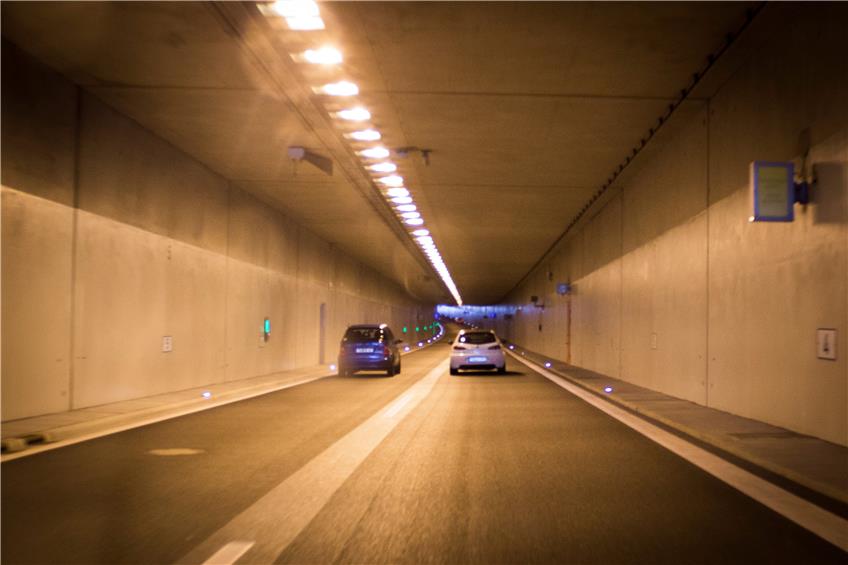 Zumindest der Placebo-Effekt scheint bei vielen Fahrern schon einmal Wirkung zu zeigen: Autos bei Tempo 70 direkt am Blitzgerät im Dußlinger B27-Tunnel (rechts neben dem hellen Golf sieht man den recht konventionell aussehenden Automaten). Bild: Eike Freese