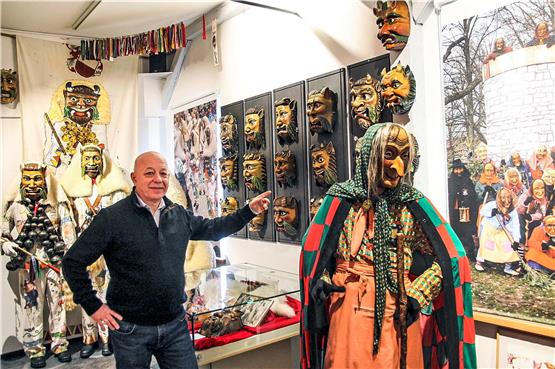 Zunftarchivar Clemens Fuchs zeigt seine Sammlung historischer Ahland-Masken im Rottenburger Narrenmuseum.Bild: Michael Hahn