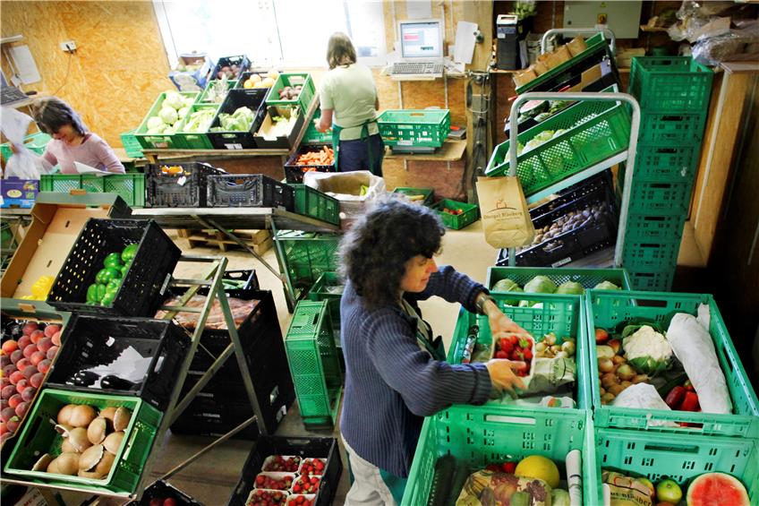 Zusätzlich zu den rund 17 Apfelsorten werden auf dem Obstgut Bläsiberg in Demeter-Anbau 16 Gemüse- und acht Obstarten angebaut, darunter Tomaten, Gurken, grüner Spargel, Kohlrabi, Zucchini, Paprika, Auberginen, Fenchel und Spinat. Die Mitarbeiterinnen und Mitarbeiter packen wöchentlich gut 650 Bio-Kisten, mit allem, was sich die Kunden wünschen, und liefern sie aus. Die meisten Bestellungen gehen zwischenzeitlich über den Online-Shop ein. Bild: Anne Faden