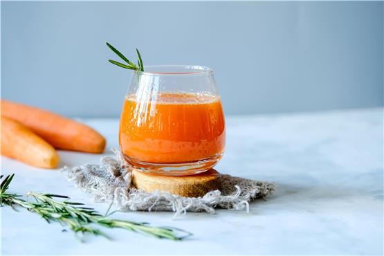 Zusammenspiel von Süße, Säure und Kräuternote: ein Saft aus Karotte und Orange mit etwas Rosmarin.   Foto: © Kristina/adobe.stock.com
