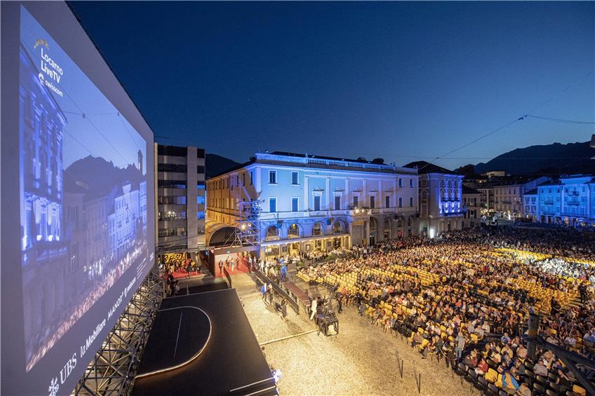 Zuschauer auf dem Piazza Grande von Locarno. Foto: Urs Flueeler/dpa