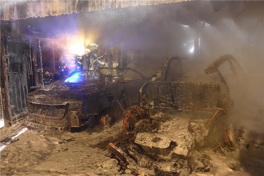 Zwei Autos wurden beim Brand eines Carports im Januar völlig zerstört. Bild: Feuerwehr Reutlingen