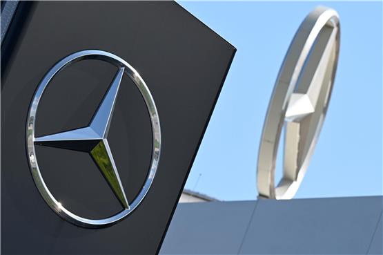 Zwei Mercedes Sterne sind an der Mercedes-Niederlassung in Stuttgart aufgestellt. Foto: Bernd Weißbrod/dpa