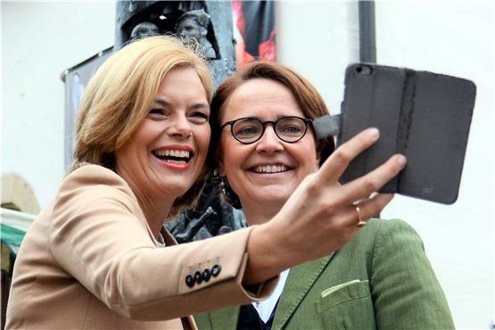 „Zwei Narren vorm Narrenbrunnen“, sagte Annette Widmann-Mauz (rechts) beim Selfie mit Julia Klöckner am Samstagmorgen in Rottenburg. Bild: Rippmann