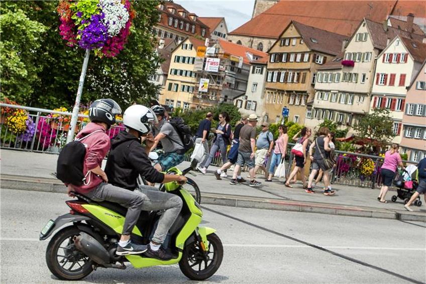Zwei Personen auf einem Roller fahren in Tübingen. Foto: Silas Stein/Archiv dpa/lsw