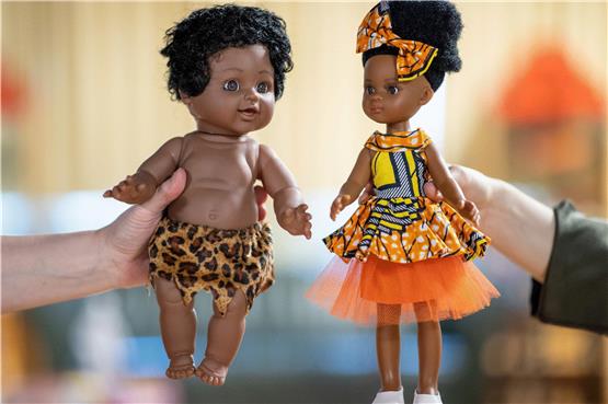 Zwei Puppen im Spielzeugmuseum Nürnberg: Links eine eingedunkelte Weiße, rechts eine mit afrikanischen Gesichtszügen. Foto: Daniel Karmann/dpa