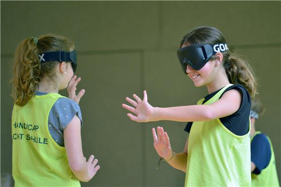 Zwei Schülerinnen aus der Klasse 5d der GSS üben, sich blind zu orientieren. Bild: Anja Kries