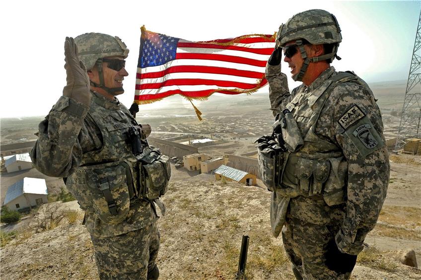 Zwei US-Soldaten begrüßen sich in Afghanistan: Bis zum 11. September sollen die US-Truppen das Land verlassen haben. Foto: Grovert Fuentes-Contreras/dpa