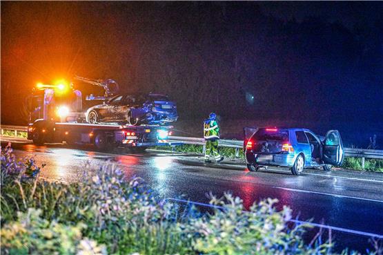 Zwei Unfallwagen werden am späten Abend auf der Autobahn 5 zwischen Achern und Appenweier durch ein Abschleppunternehmen geborgen. Foto: Marius Bulling/dpa