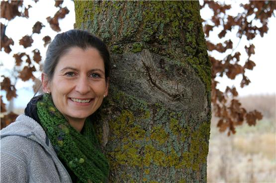 Zwei lachende Gesichter: Andrea Heckner neben ihrer „Mutmach-Eiche“ am Martinsberg. Bilder: Bernhard