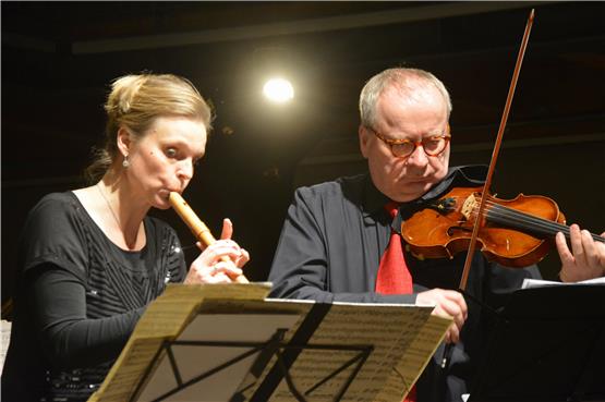 Zwei von vier: Die Flötistin Astrid Andersson und der Geiger Detlev Grevesmühl spielten Musik von Bach, Vivaldi und Corelli. Bild: Renz