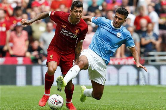 Zweikampf: Liverpools Roberto Firmino (links) gegen Rodrigo von Manchester City Foto: IAN KINGTON