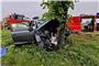 Zwischen Rottenburg und Wurmlingen prallte ein Audi frontal gegen einen Baum. Die 50-jährige Beifahrerin wurde so schwer verletzt, dass sie noch an der Unfallstelle starb. Bild: Feuerwehr Rottenburg
