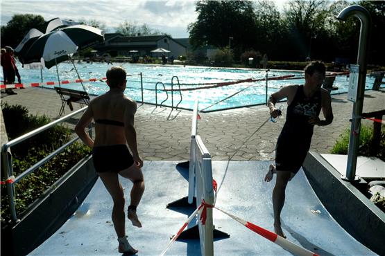 Zwischen den Sportarten: Läufer und Schwimmer im Tübinger Freibad.Bild: Uli Rippmann
