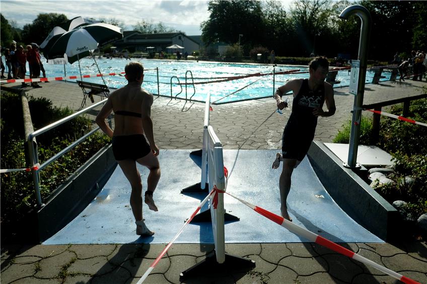 Zwischen den Sportarten: Läufer und Schwimmer im Tübinger Freibad. Bild: Uli Rippmann