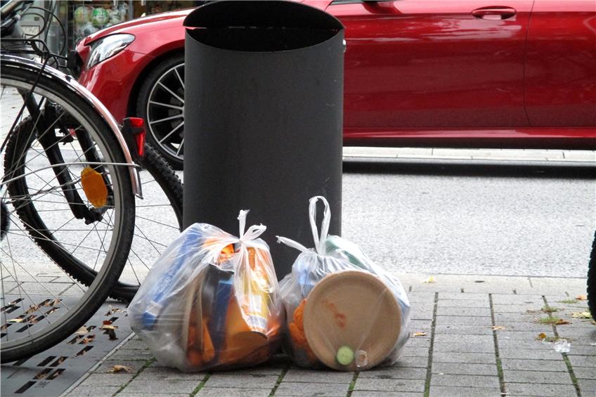 illegale Müllablagerung in der Tübinger Friedrichstraße: Mit Pfand auf dem To-go-Teller wäre das vielleicht nicht passiert. Bild: Manfred Hantke